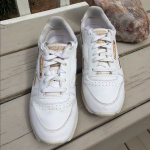 Rare Classic Reebok with gold accents size 8.5